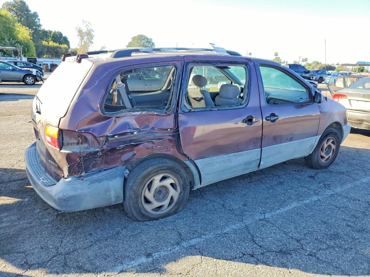 1998 TOYOTA SIENNA LE photo 3