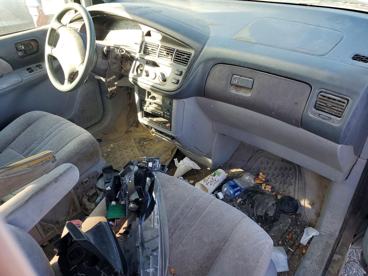 1998 TOYOTA SIENNA LE photo 8
