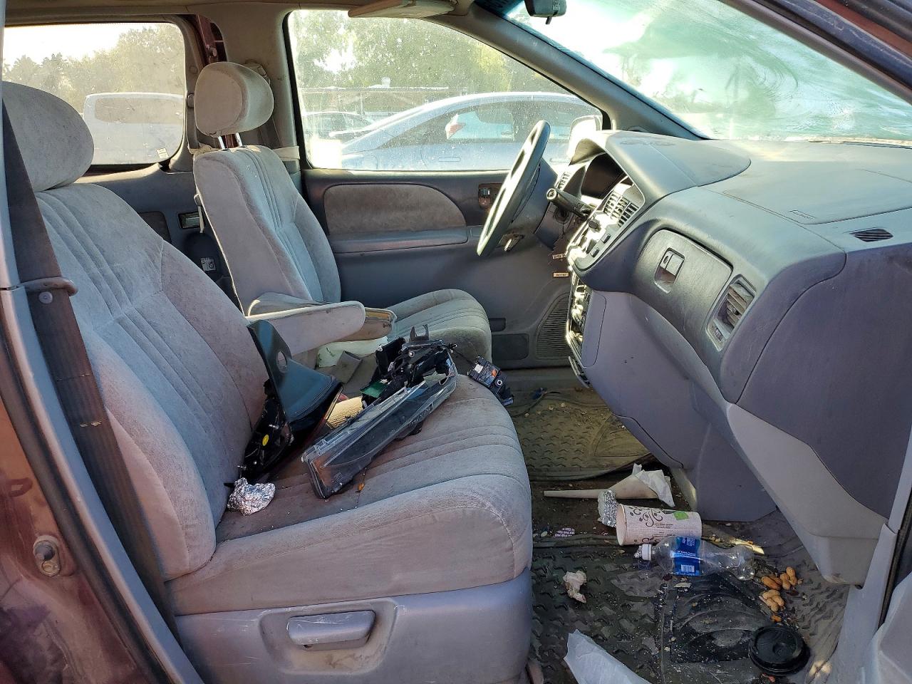 1998 TOYOTA SIENNA LE photo 7