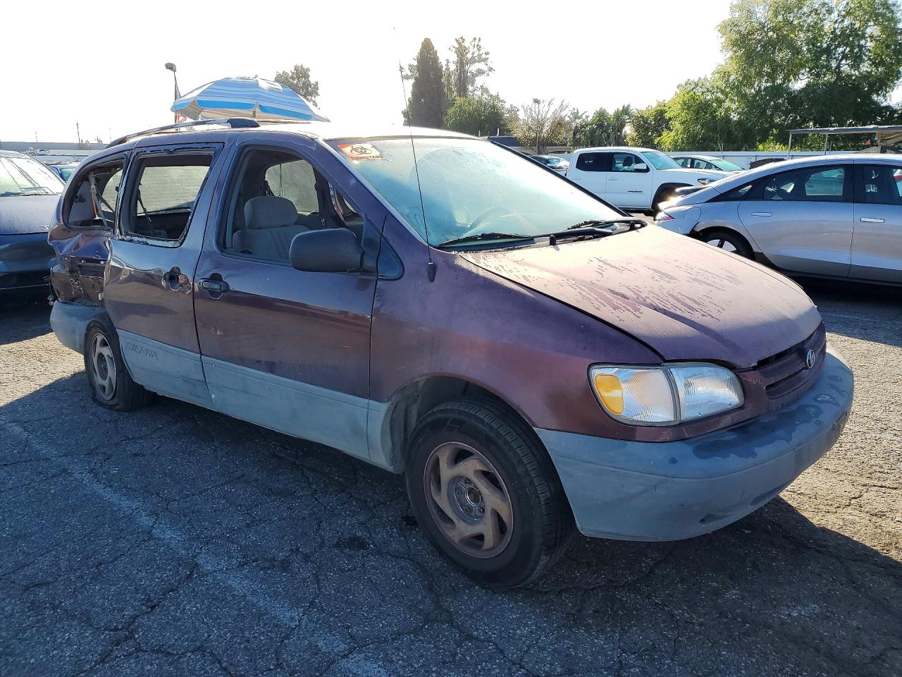 1998 TOYOTA SIENNA LE photo 4