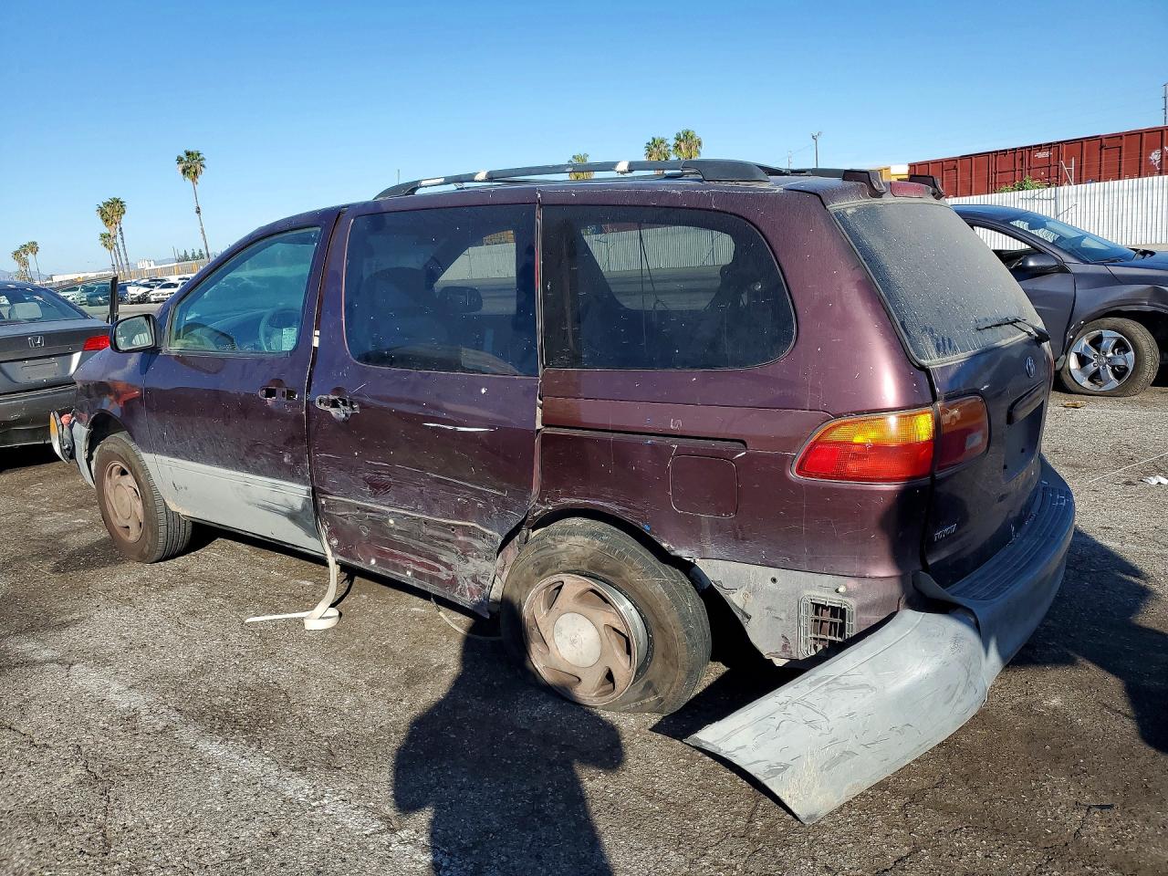 1998 TOYOTA SIENNA LE photo 2