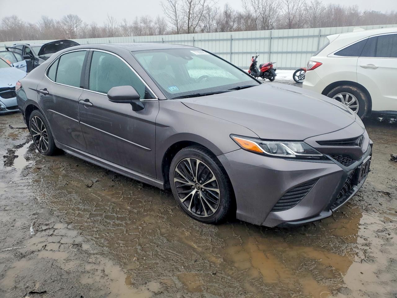 2019 TOYOTA CAMRY SE photo 4