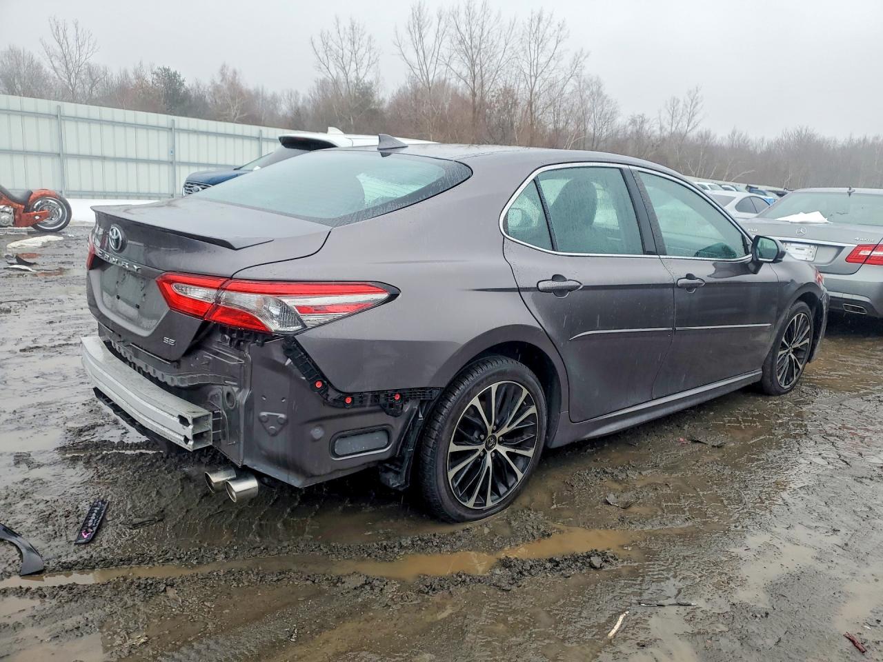 2019 TOYOTA CAMRY SE photo 3