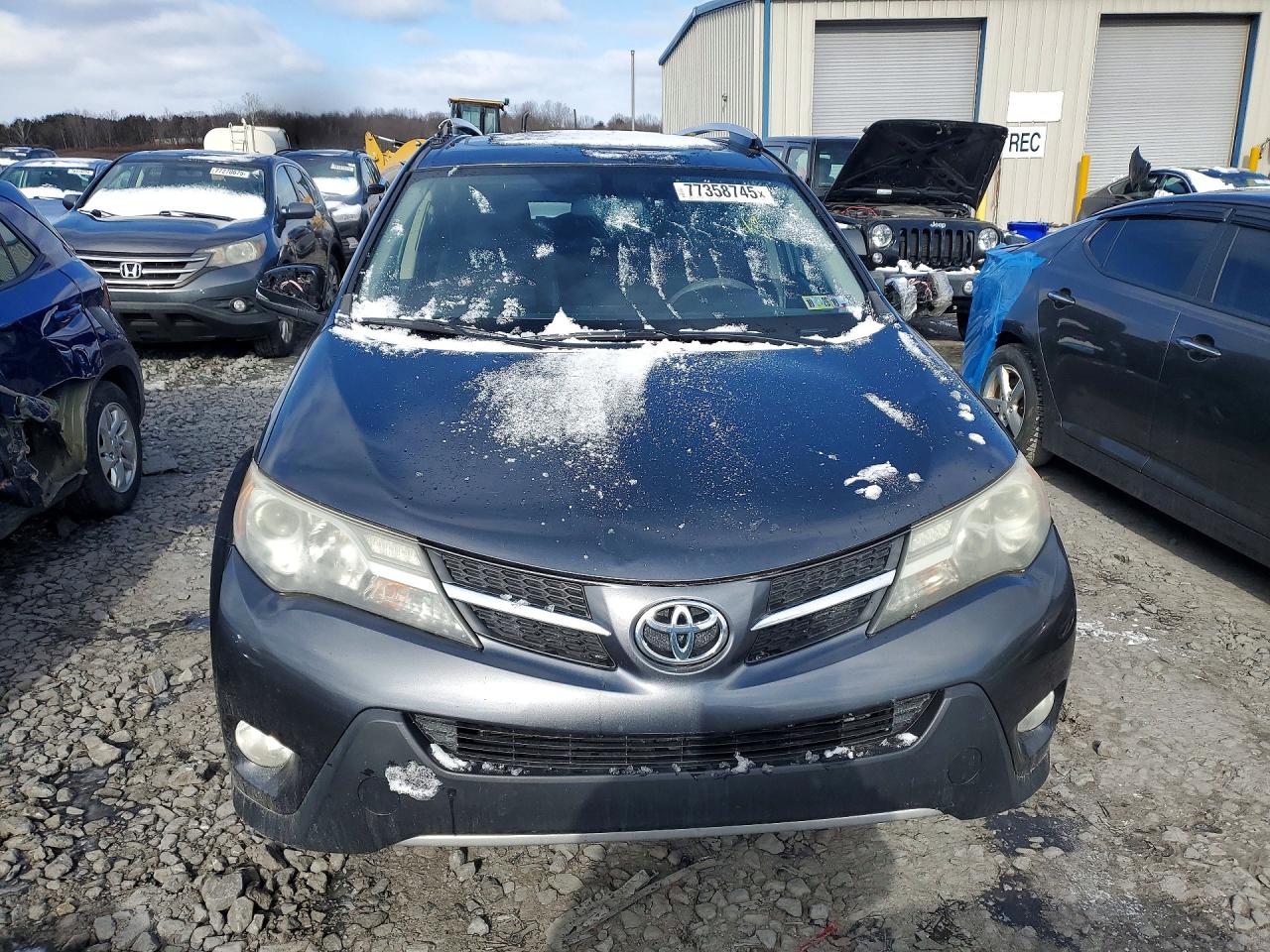 2015 TOYOTA RAV4 XLE photo 17