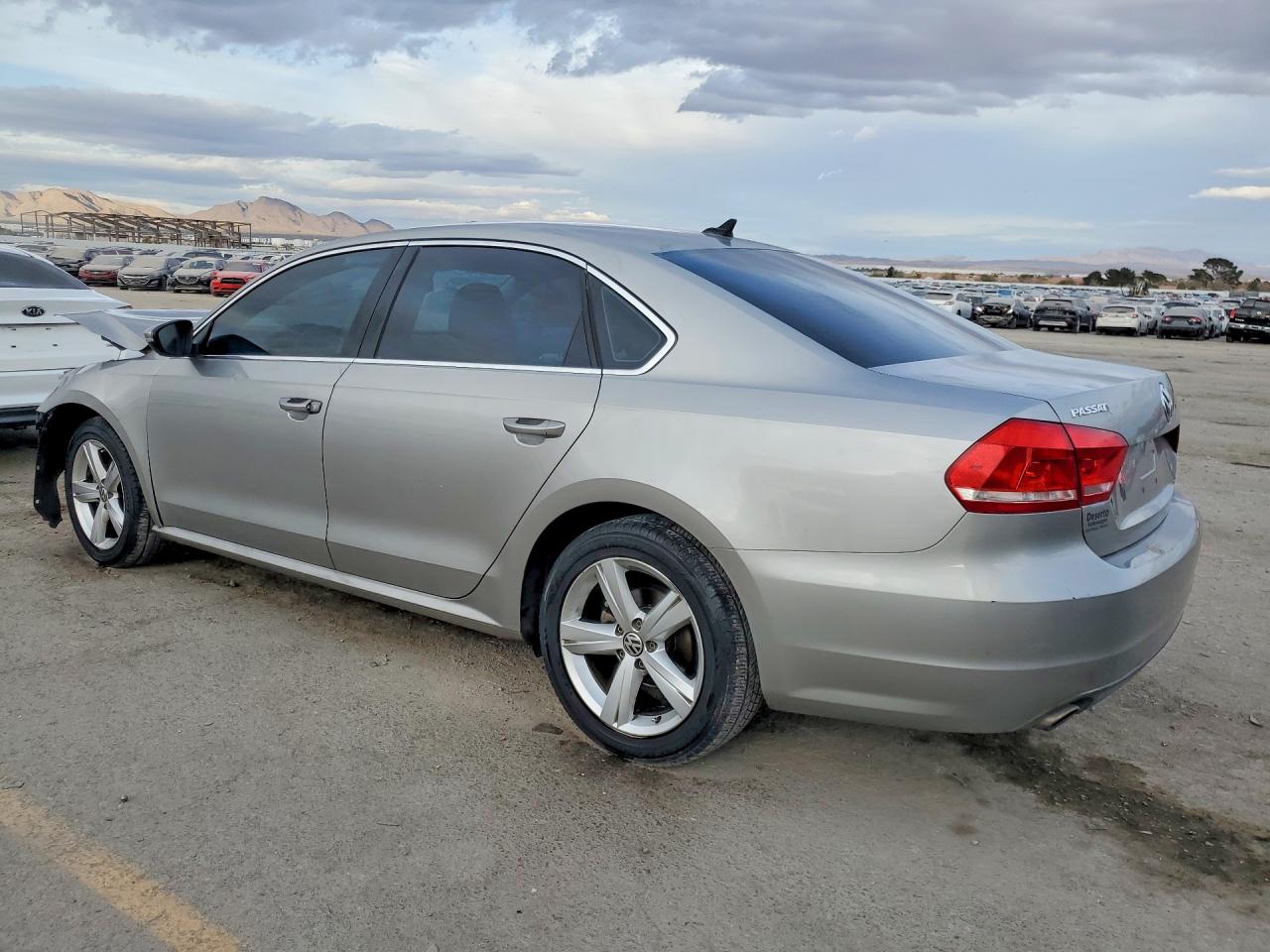 2012 VOLKSWAGEN PASSAT SE photo 3