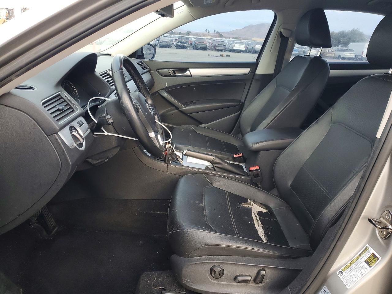 2012 VOLKSWAGEN PASSAT SE photo 13