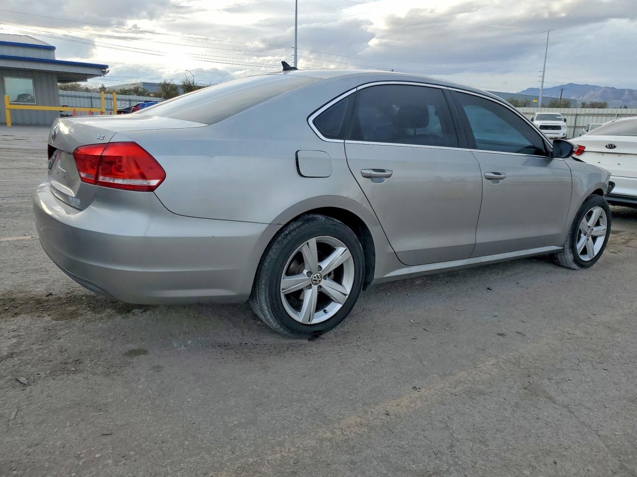 2012 VOLKSWAGEN PASSAT SE photo 5