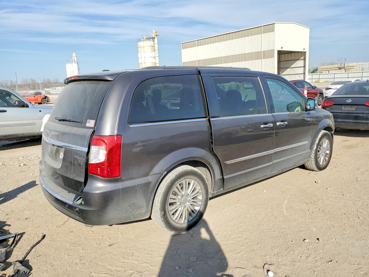 2015 CHRYSLER TOWN & COUNTRY TOURING L photo 3