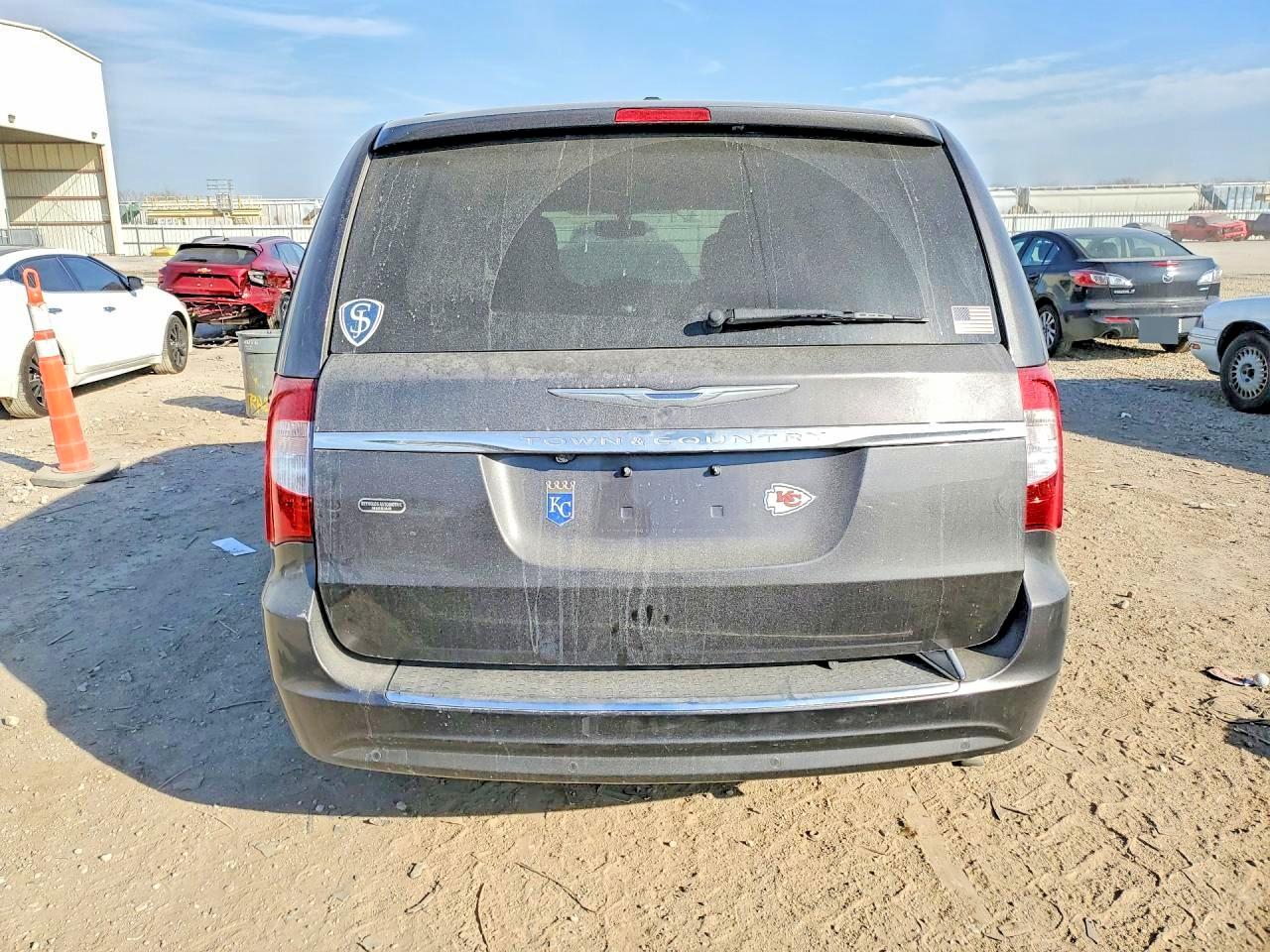 2015 CHRYSLER TOWN & COUNTRY TOURING L photo 6