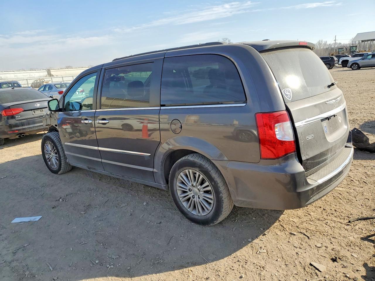 2015 CHRYSLER TOWN & COUNTRY TOURING L photo 2