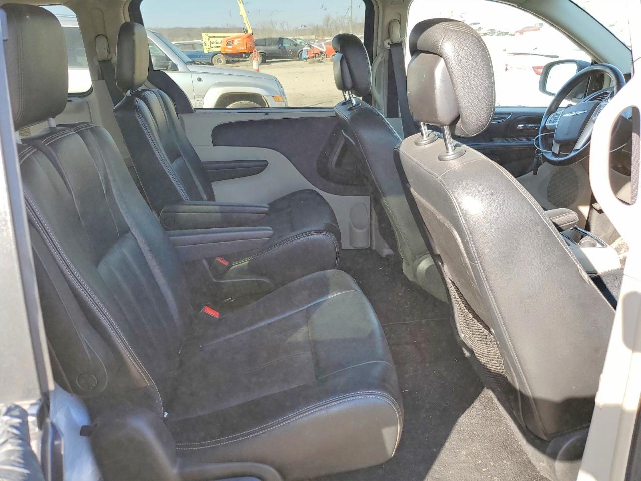 2015 CHRYSLER TOWN & COUNTRY TOURING L photo 11