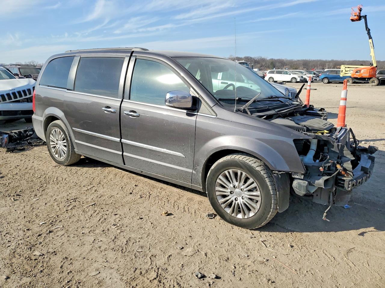 2015 CHRYSLER TOWN & COUNTRY TOURING L photo 4