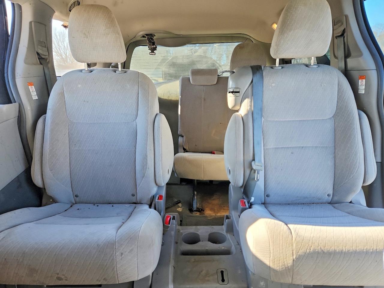 2015 TOYOTA SIENNA LE photo 10