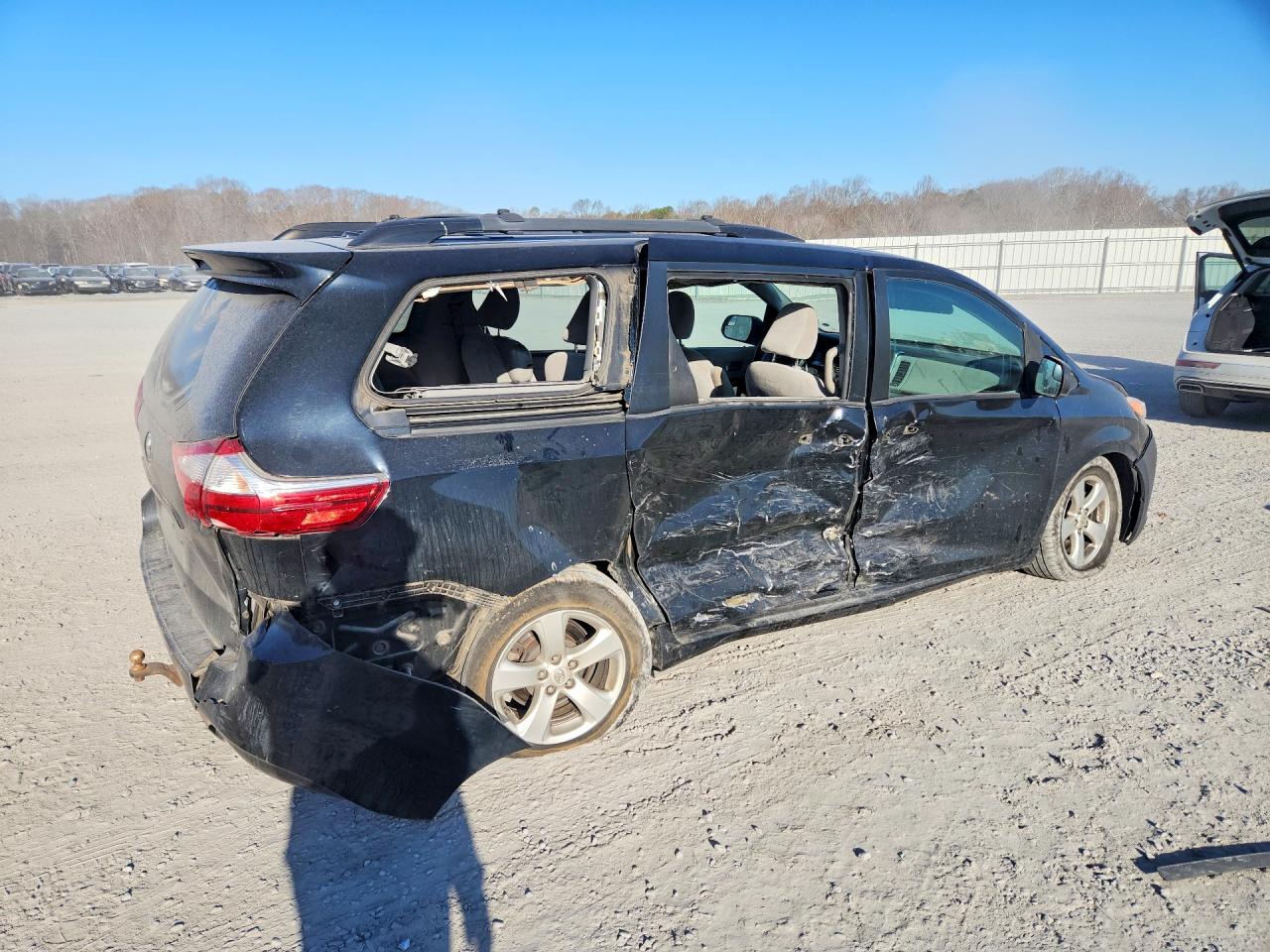 2015 TOYOTA SIENNA LE photo 3