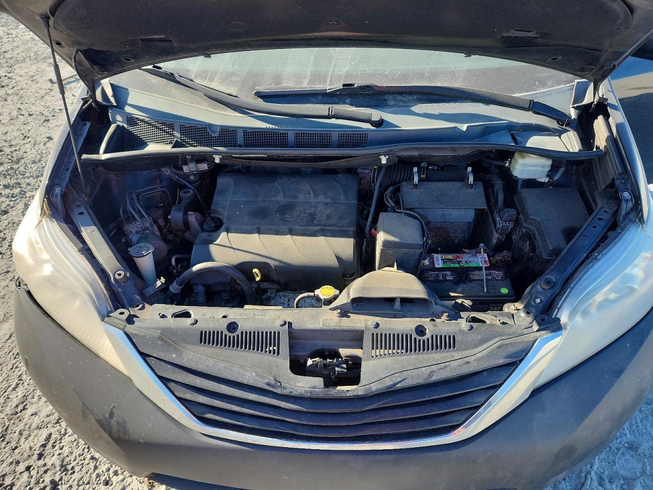 2015 TOYOTA SIENNA LE photo 12