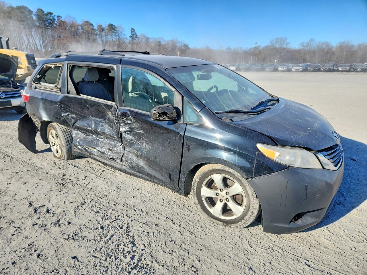 2015 TOYOTA SIENNA LE photo 4