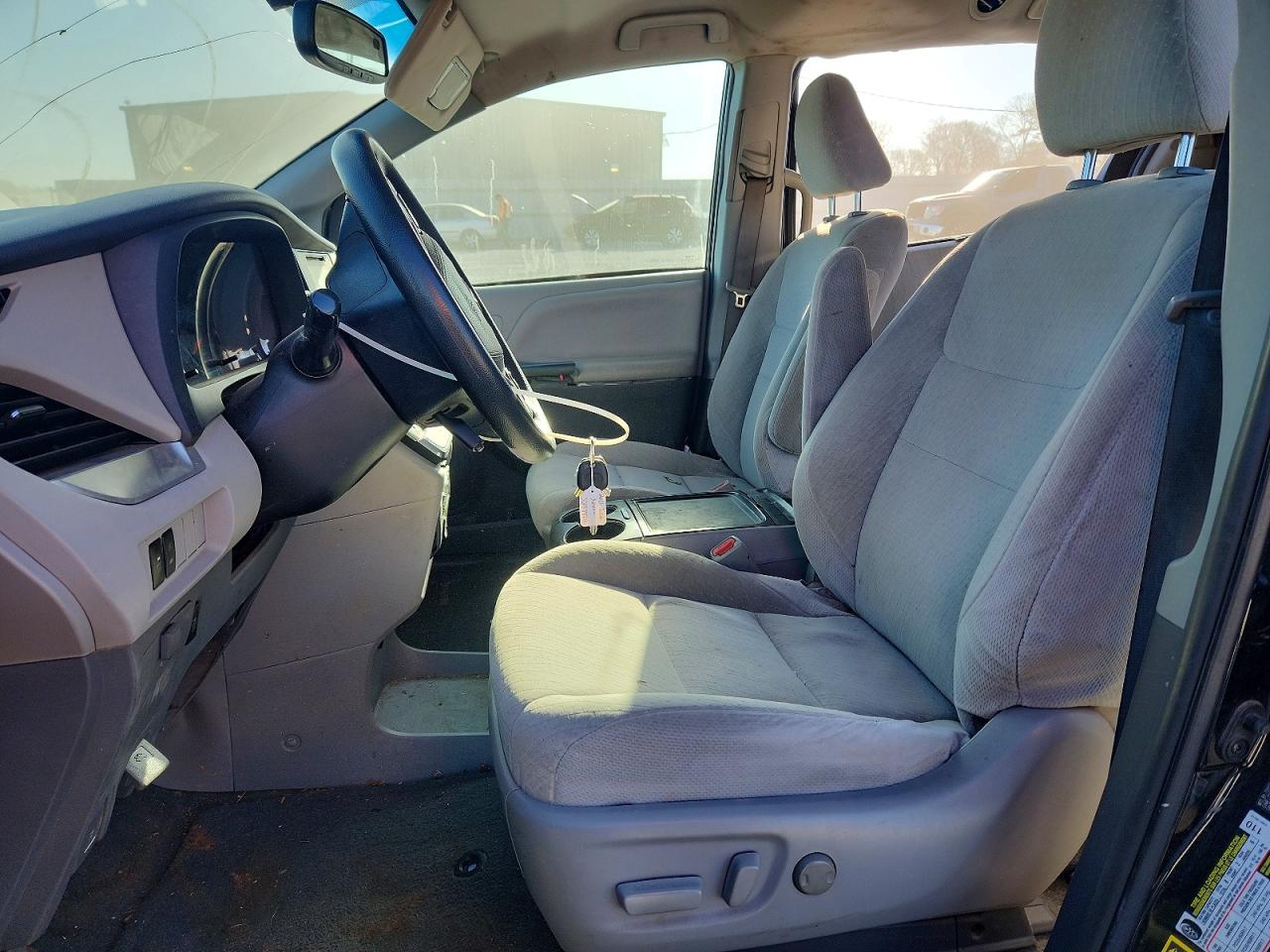 2015 TOYOTA SIENNA LE photo 7