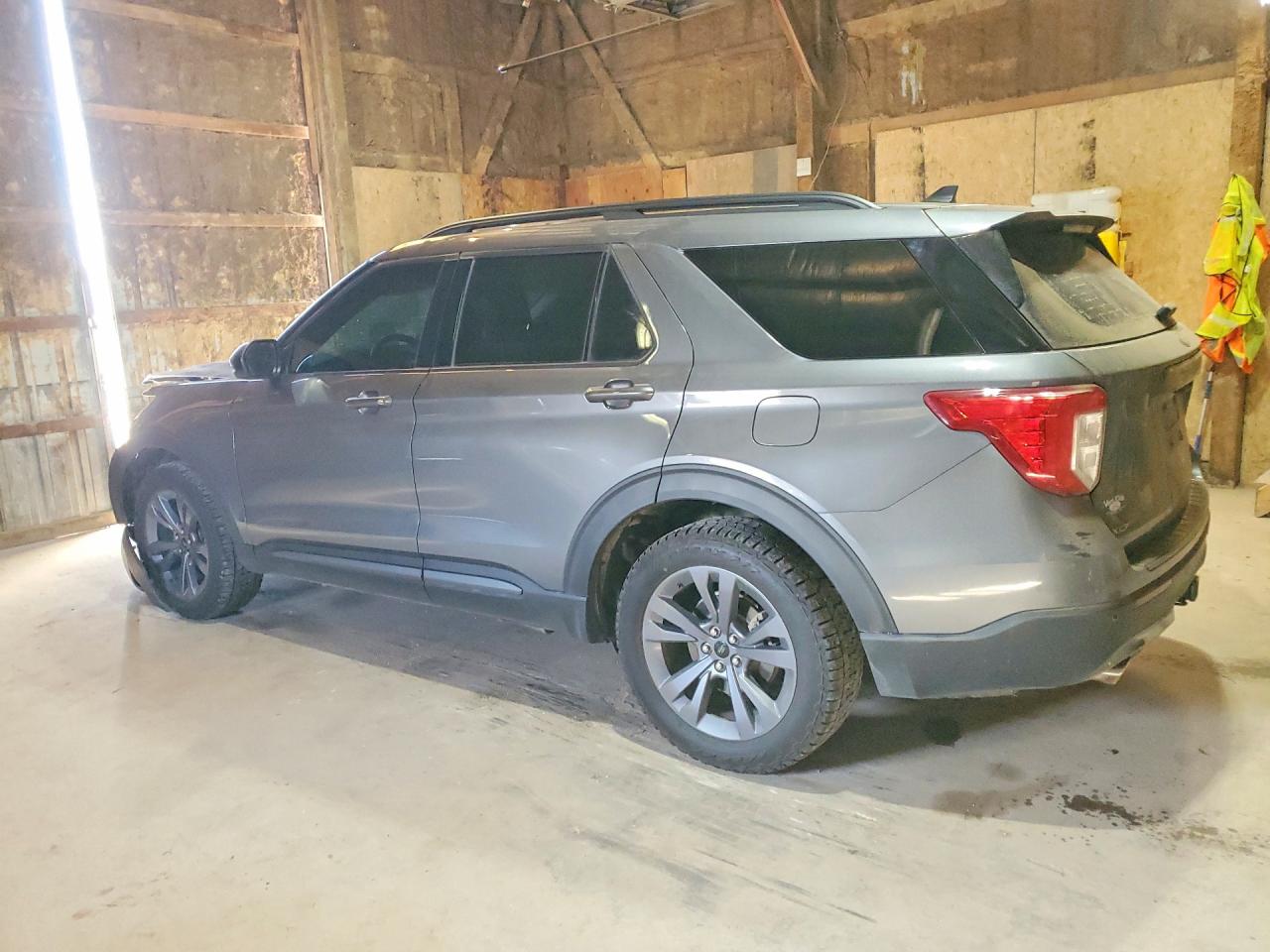 2023 FORD EXPLORER XLT photo 3