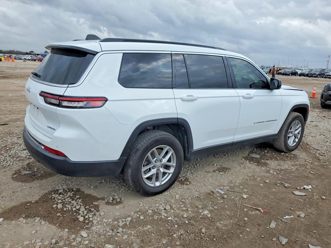 2024 JEEP GRAND CHEROKEE L LAREDO photo 3