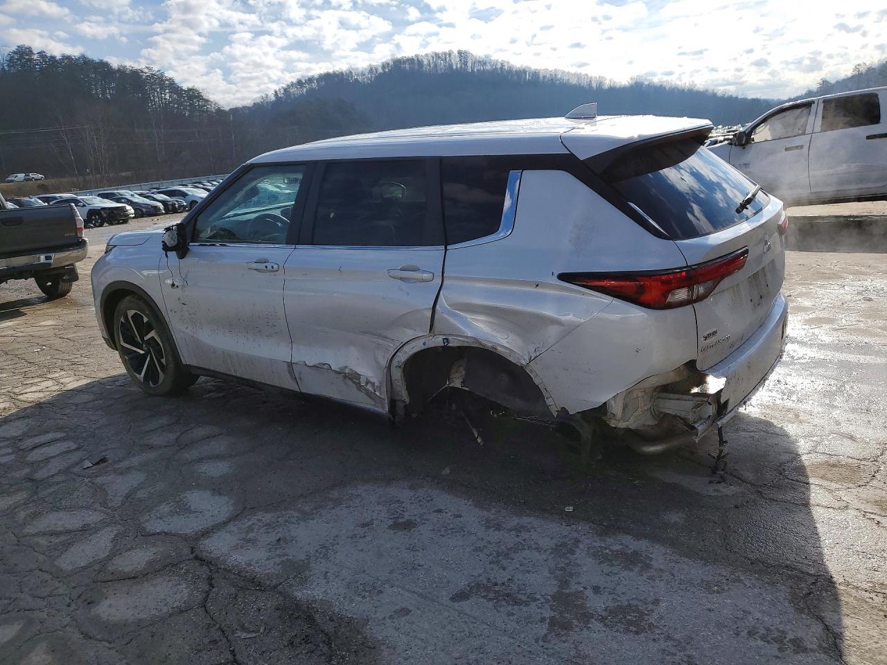 2024 MITSUBISHI OUTLANDER SE photo 3