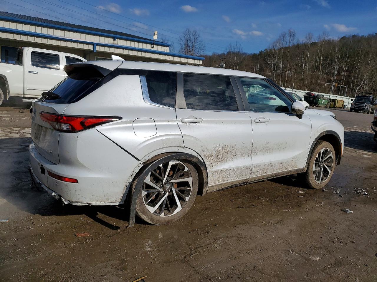 2024 MITSUBISHI OUTLANDER SE photo 5