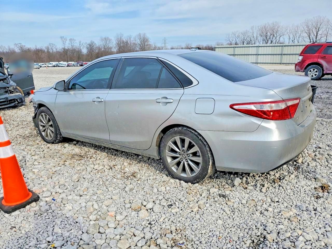 2017 TOYOTA CAMRY XLE photo 3