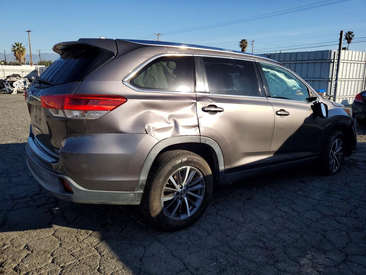 2019 TOYOTA HIGHLANDER photo 3