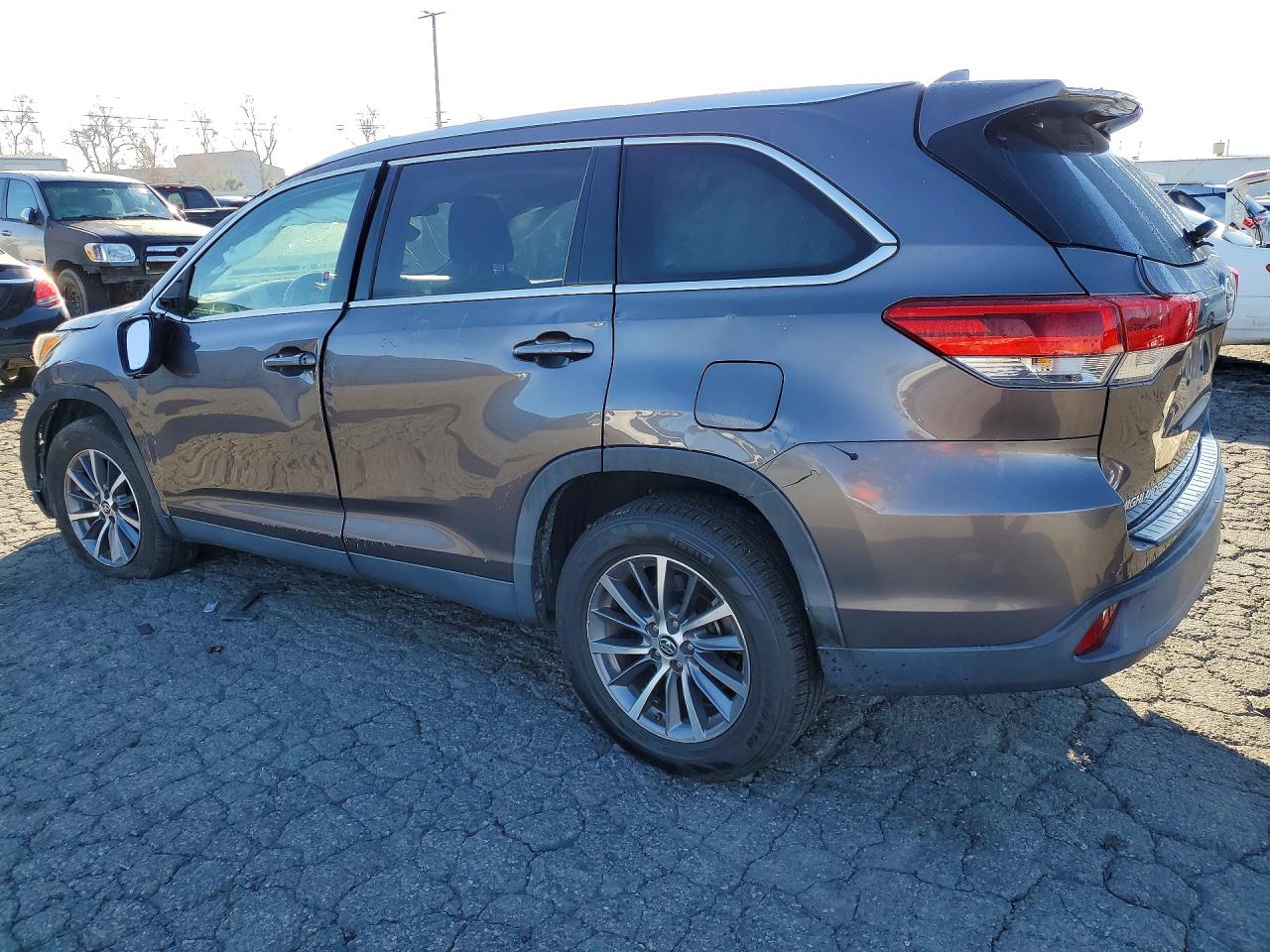2019 TOYOTA HIGHLANDER photo 2