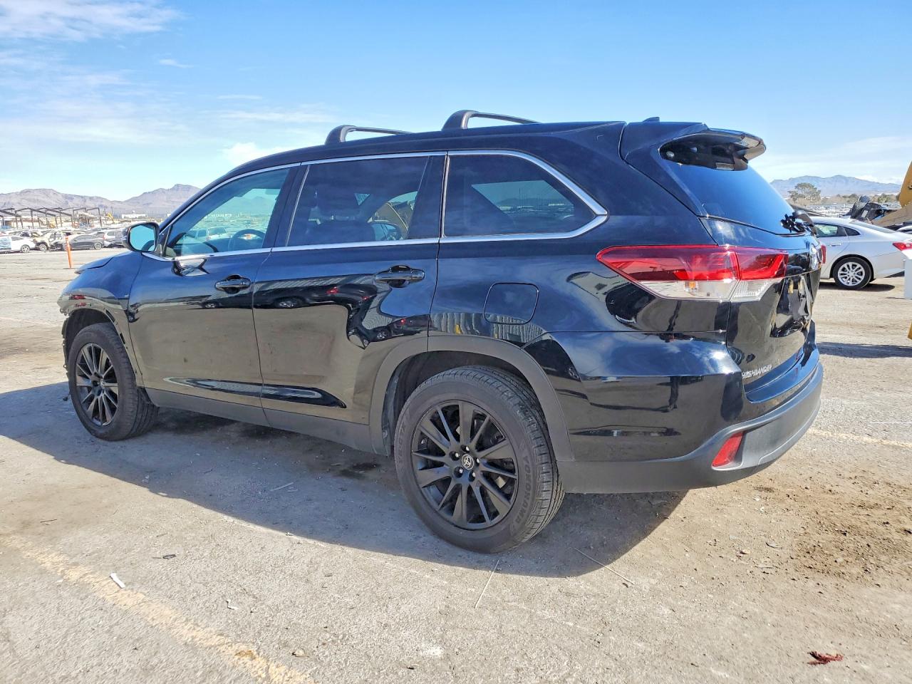 2019 TOYOTA HIGHLANDER SE photo 3