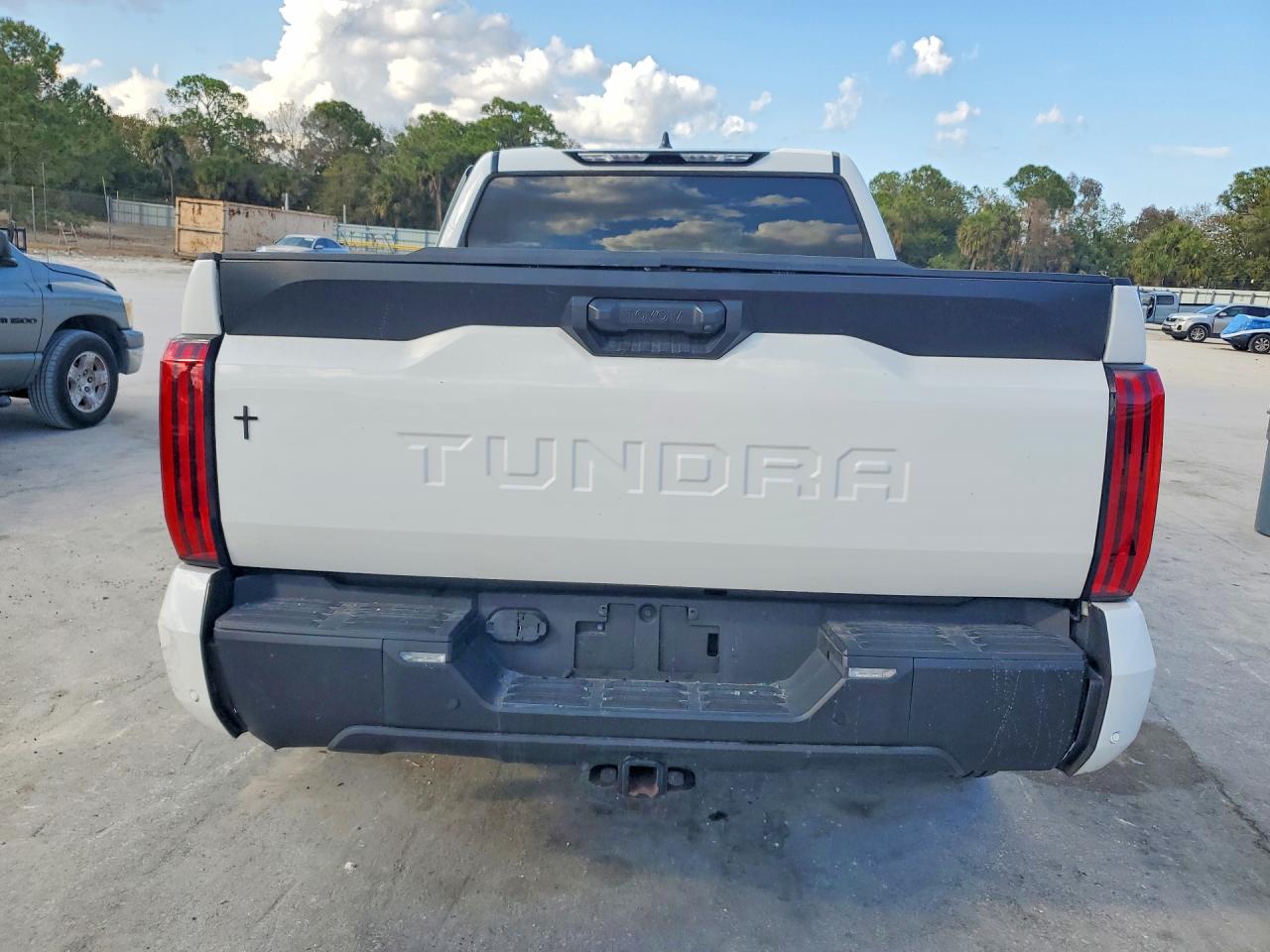 2024 TOYOTA TUNDRA CREWMAX SR photo 16