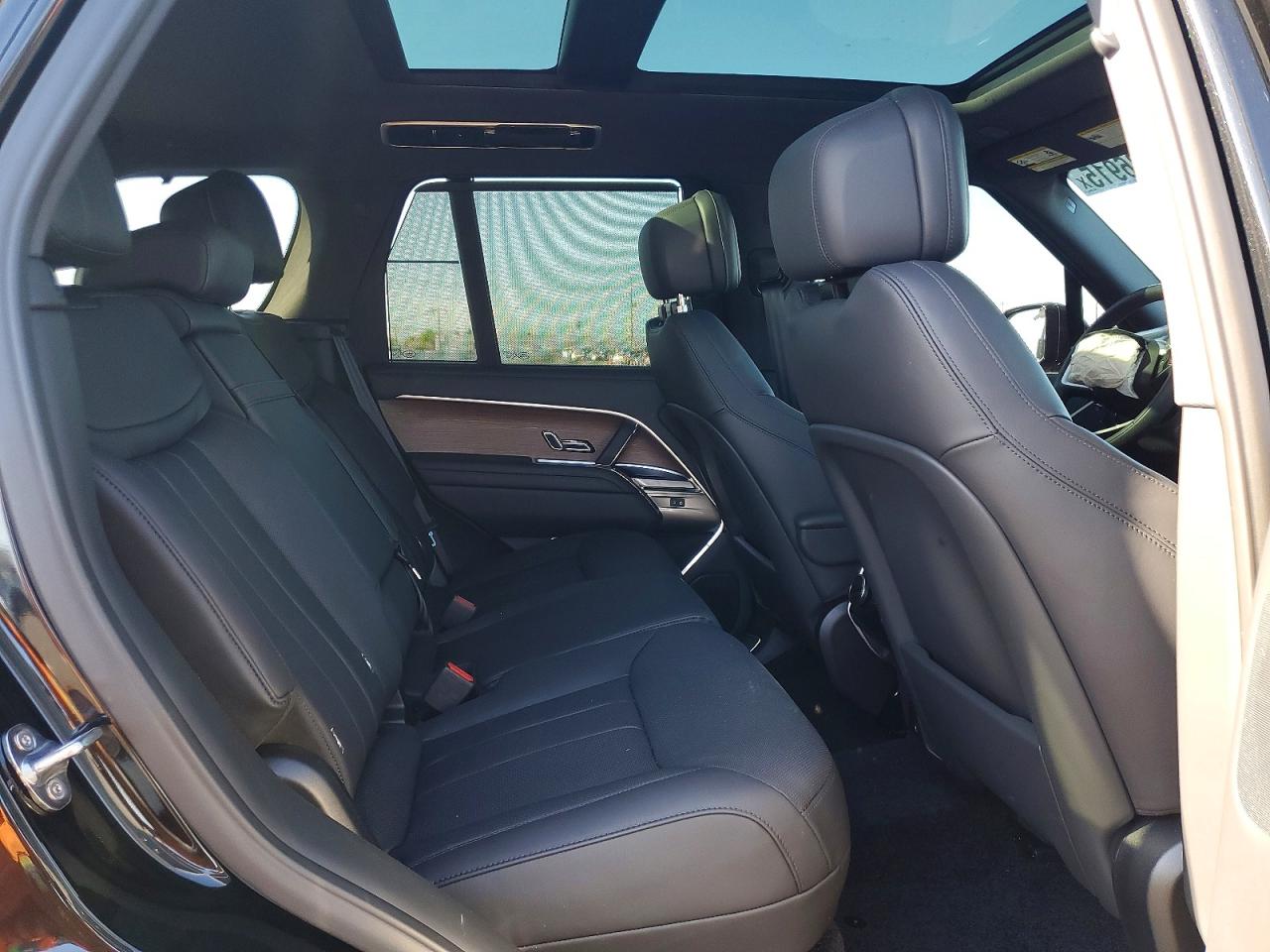 2025 LAND ROVER RANGE ROVER SE photo 11