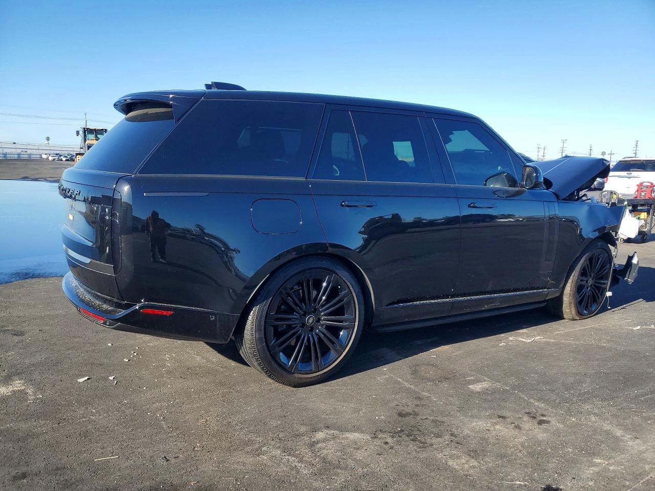 2025 LAND ROVER RANGE ROVER SE photo 3