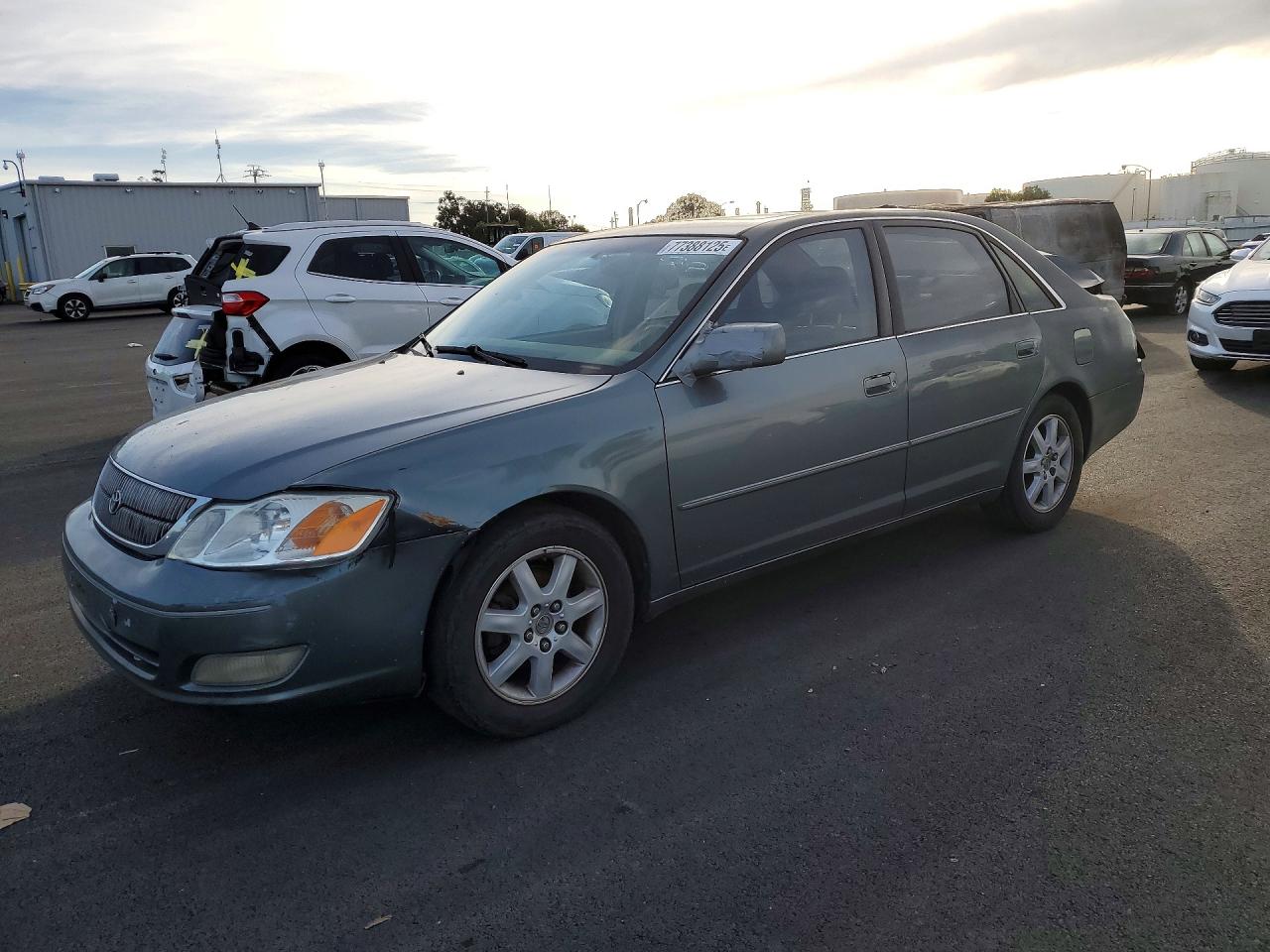 2000 TOYOTA AVALON XL photo 2