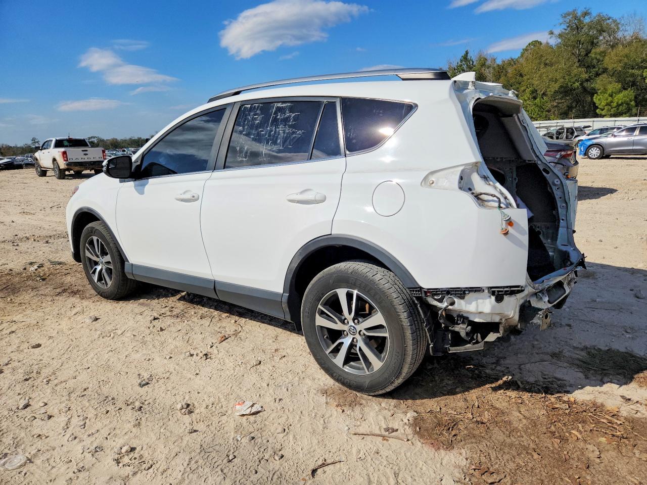 2017 TOYOTA RAV4 XLE photo 4