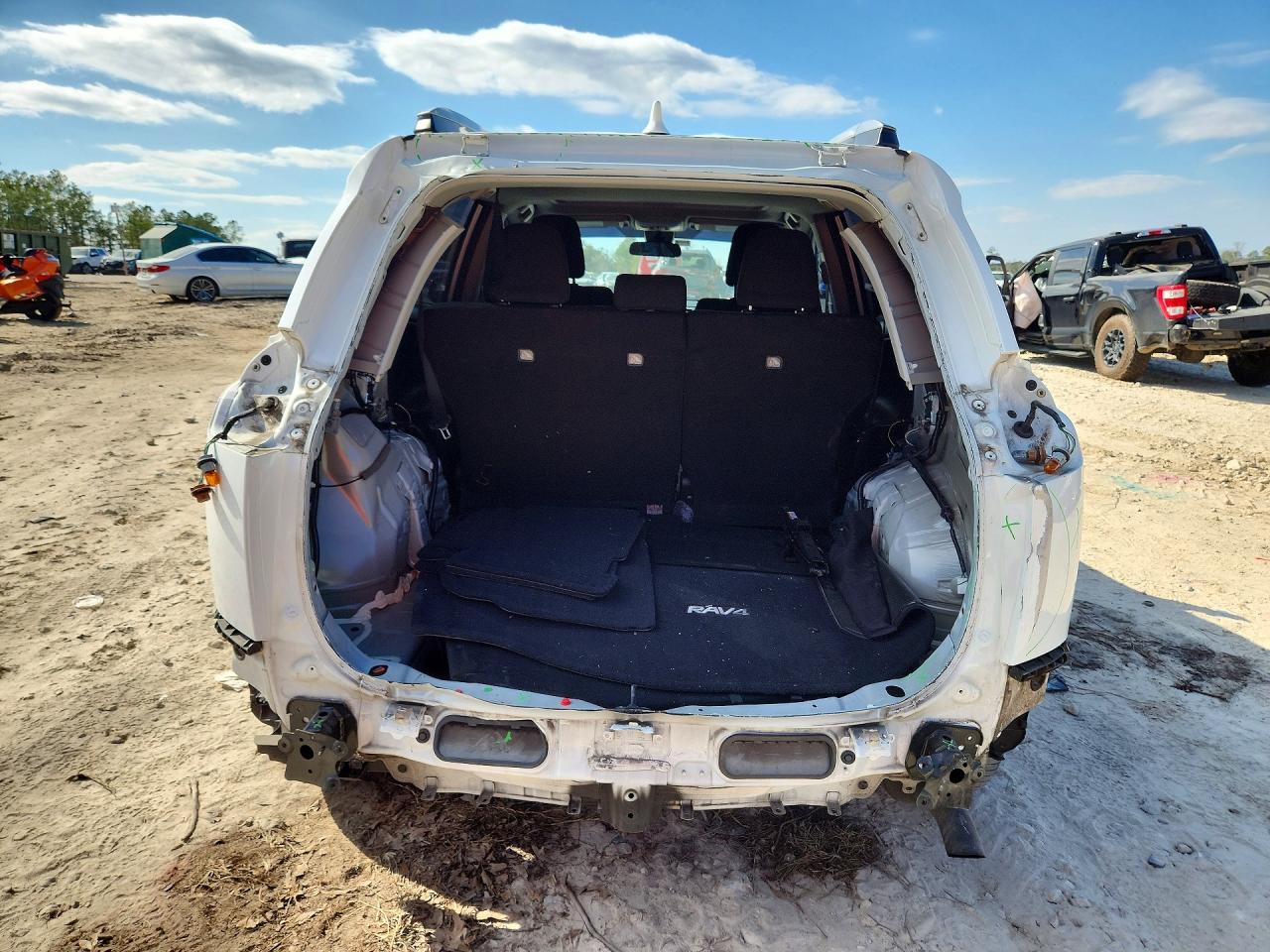 2017 TOYOTA RAV4 XLE photo 16