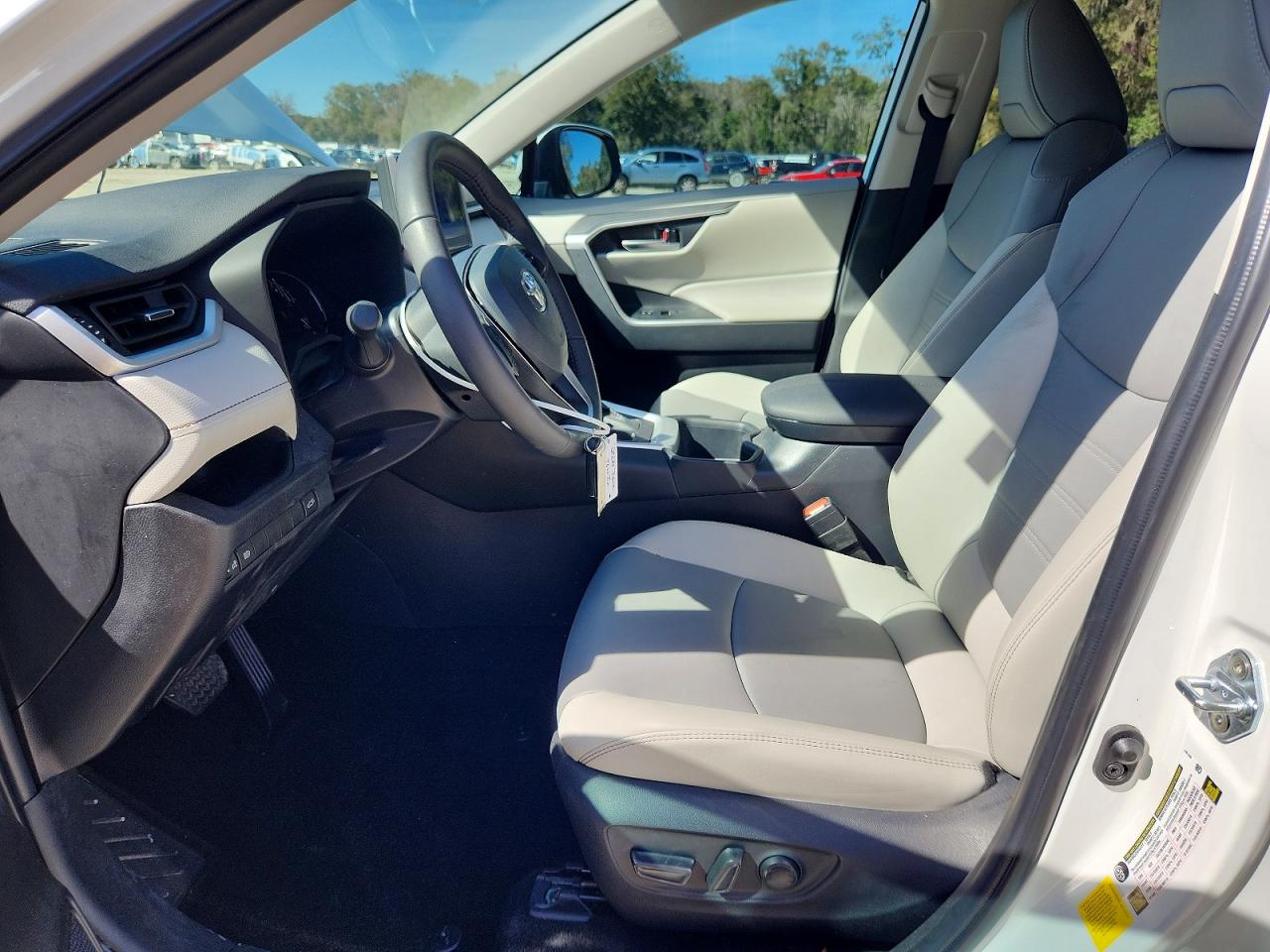 2025 TOYOTA RAV4 XLE PREMIUM photo 7