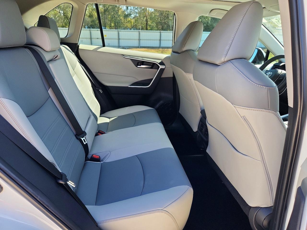 2025 TOYOTA RAV4 XLE PREMIUM photo 11