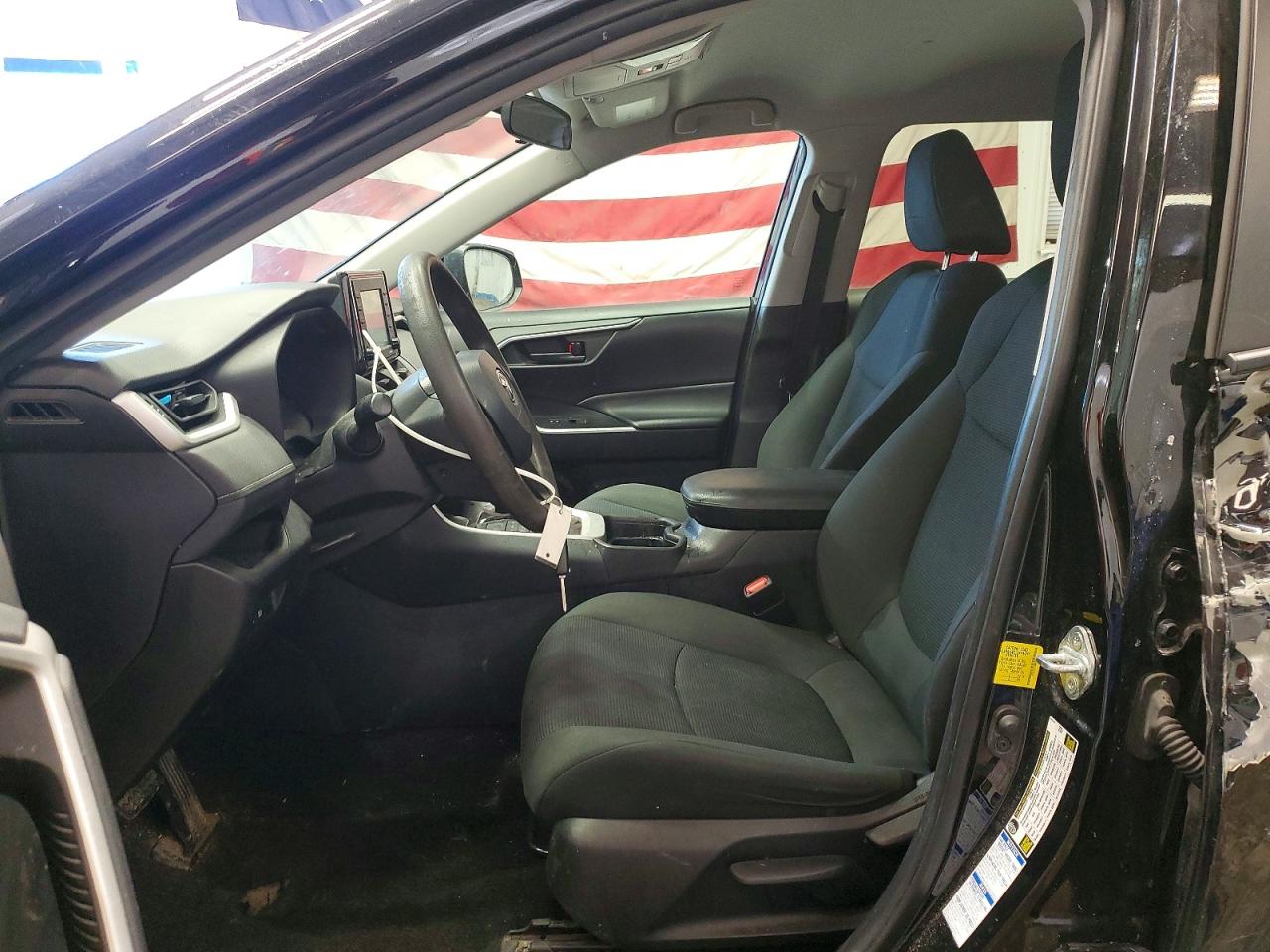 2021 TOYOTA RAV4 LE photo 13