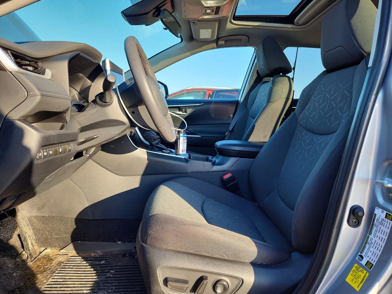 2024 TOYOTA RAV4 XLE photo 19