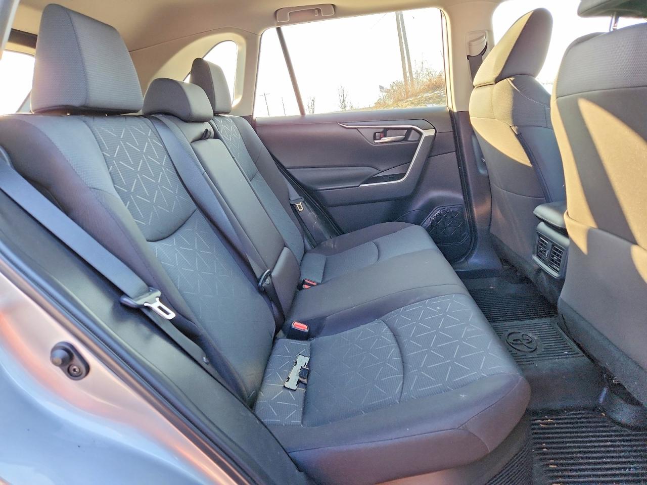 2024 TOYOTA RAV4 XLE photo 31