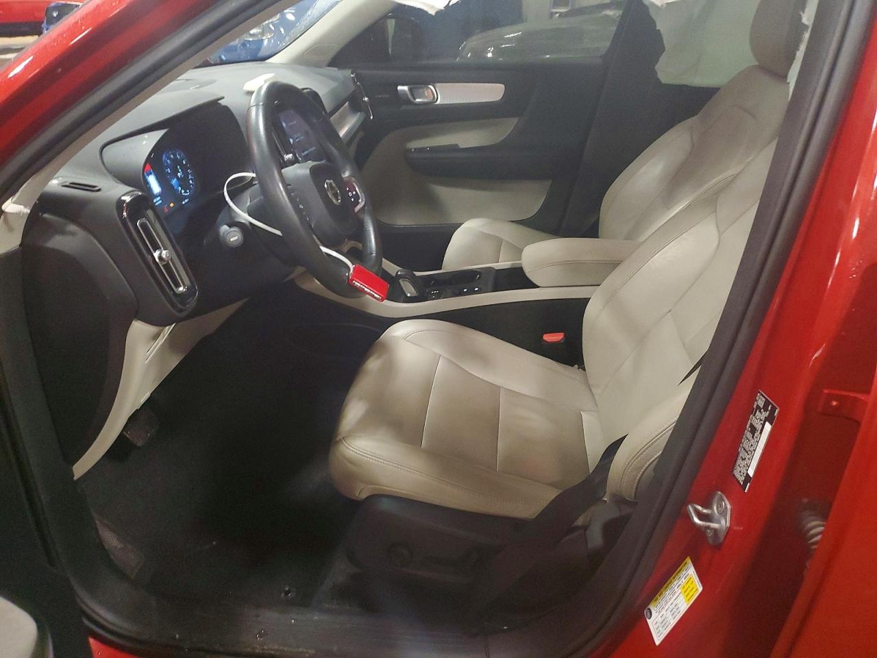 2019 VOLVO XC40 T5 MOMENTUM photo 19
