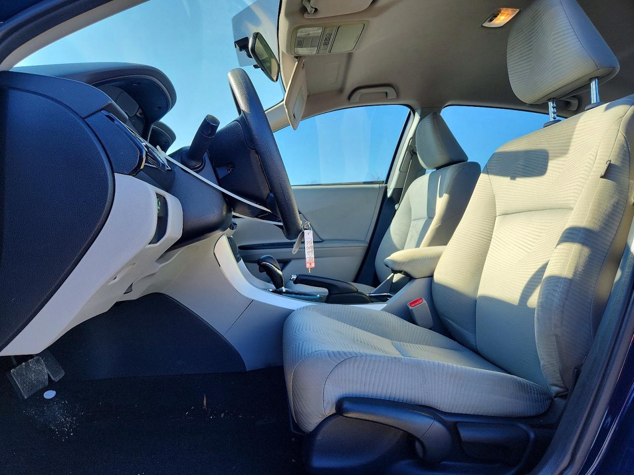 2017 HONDA ACCORD LX photo 13