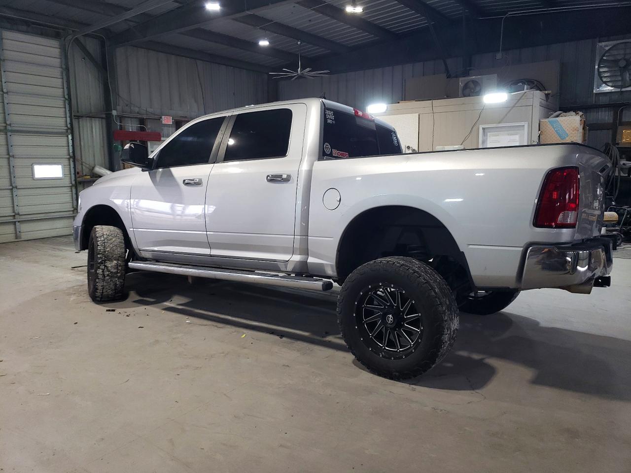 2016 RAM 1500 SLT photo 2