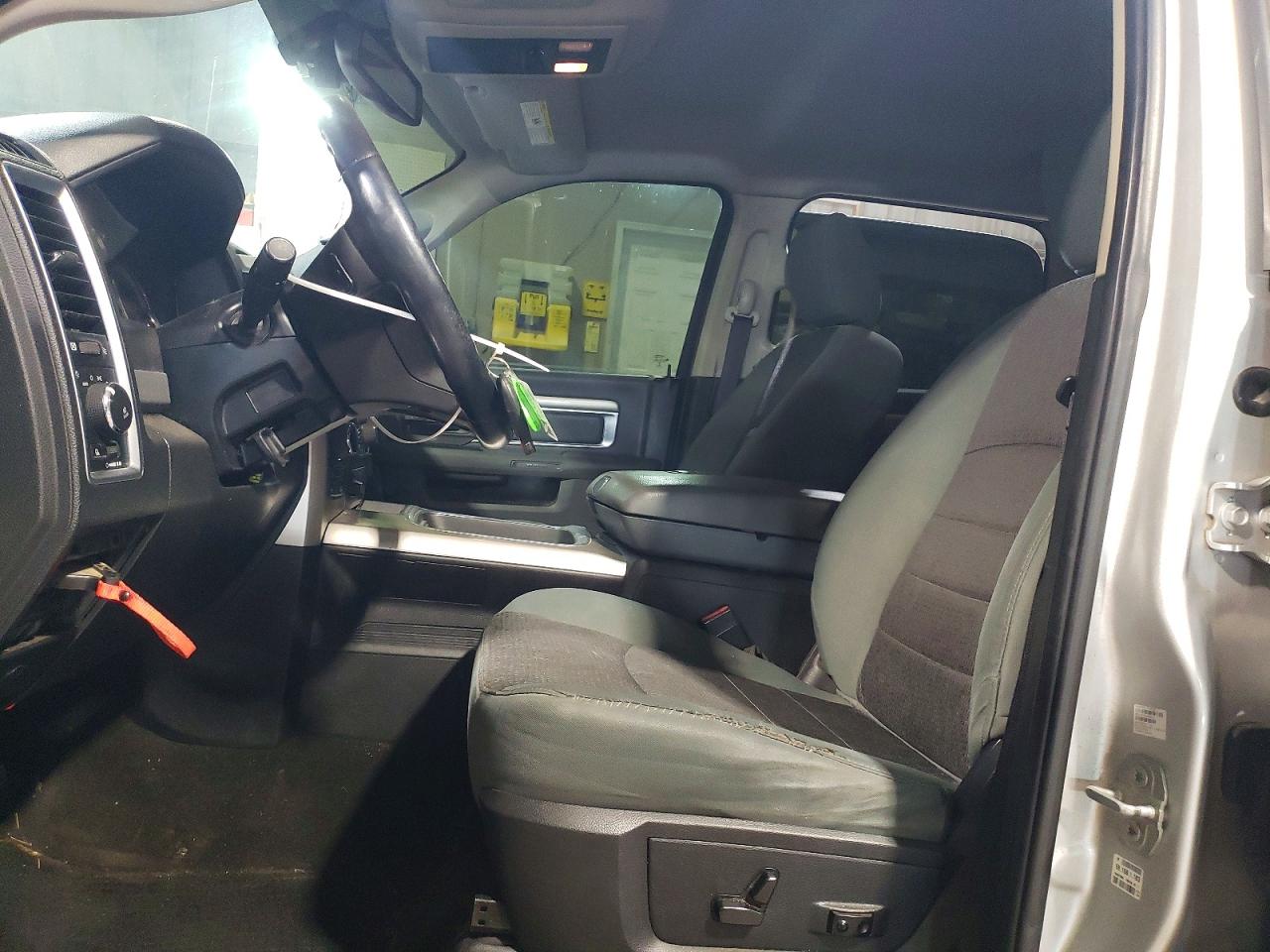 2016 RAM 1500 SLT photo 7