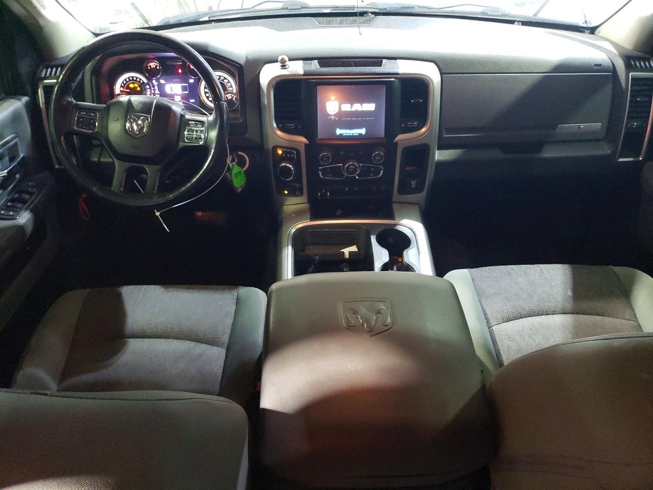 2016 RAM 1500 SLT photo 8