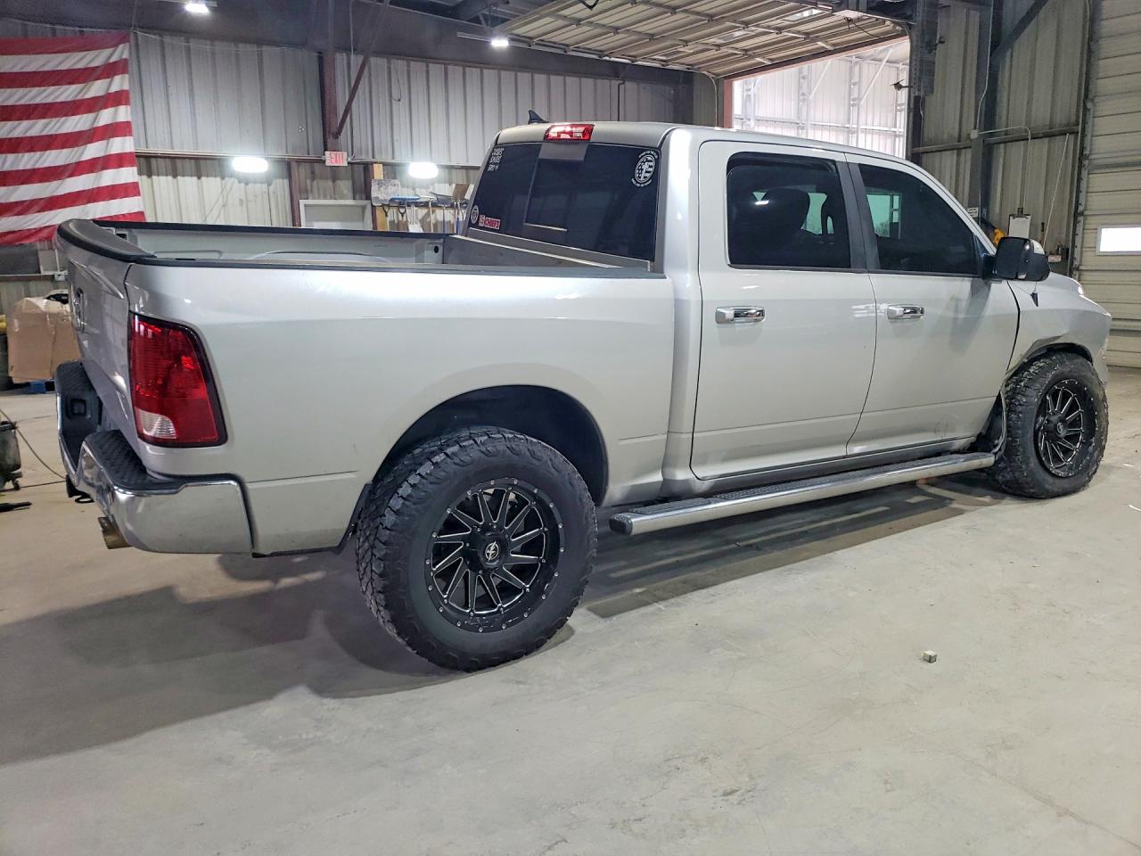 2016 RAM 1500 SLT photo 3