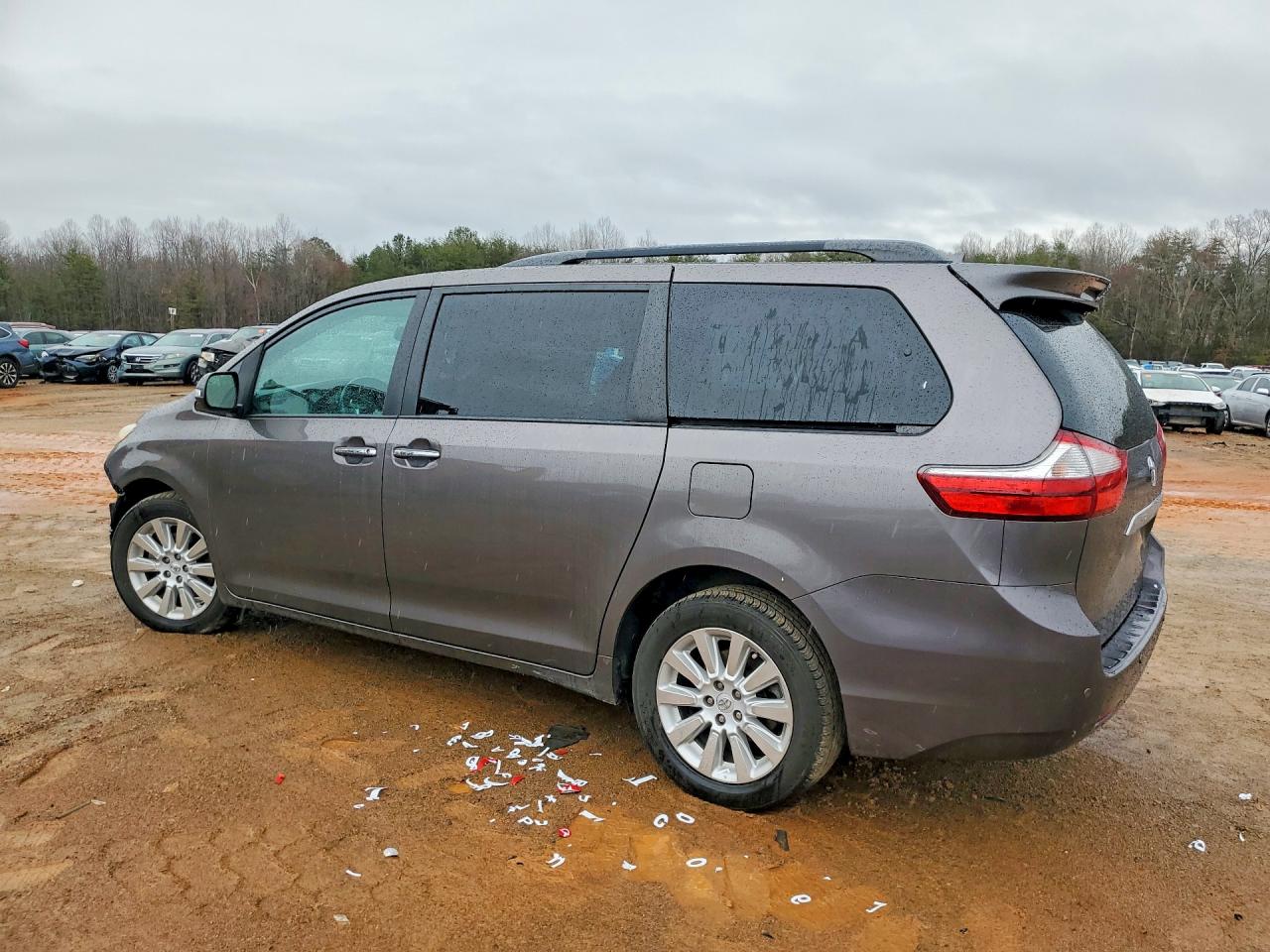 2016 TOYOTA SIENNA XLE photo 2