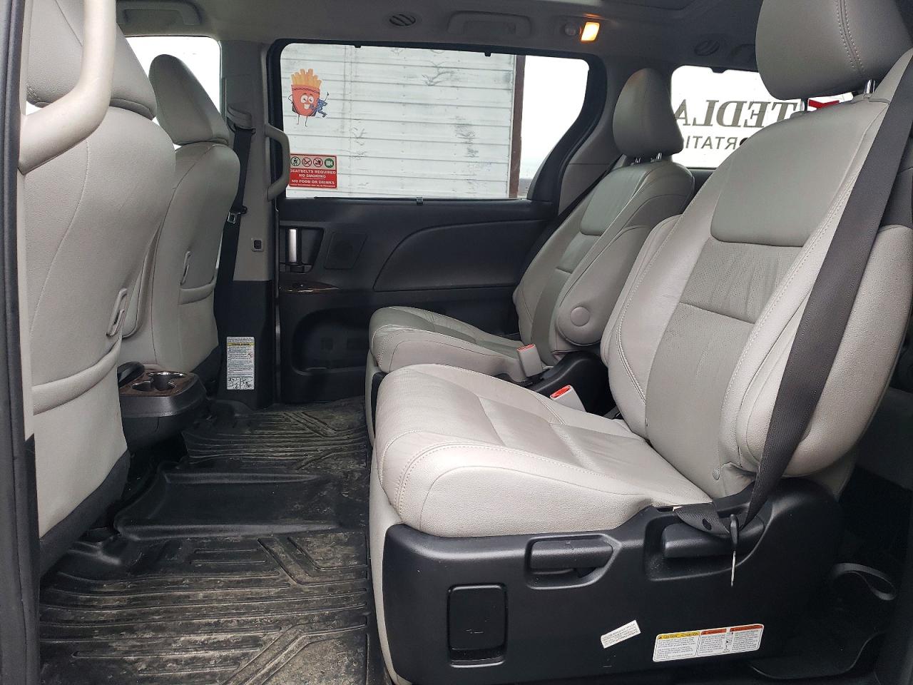 2016 TOYOTA SIENNA XLE photo 11