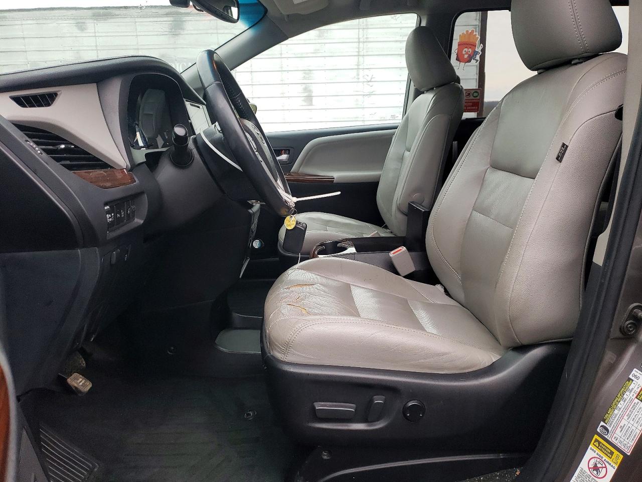 2016 TOYOTA SIENNA XLE photo 7