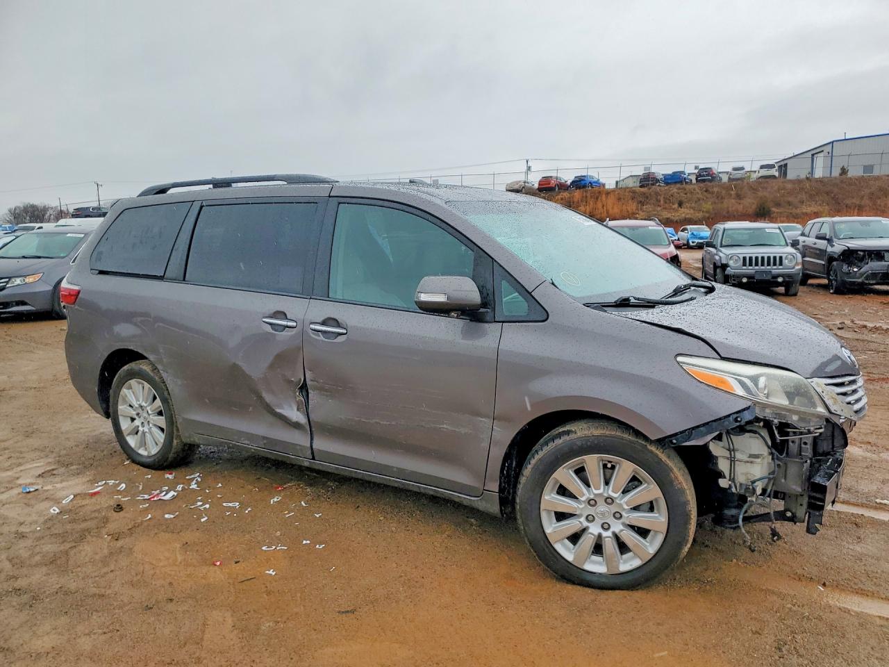 2016 TOYOTA SIENNA XLE photo 4